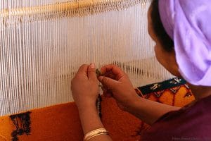 Read more about the article Handmade VS Machine Made Moroccan Rugs (8 Important Differences)