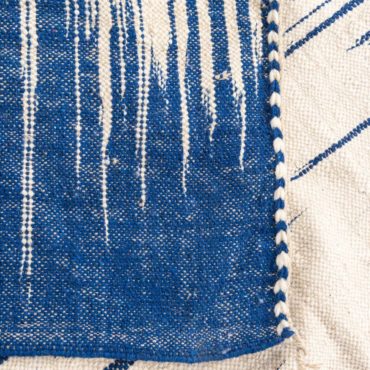 Kilim Moroccan rug in White and blue pattern