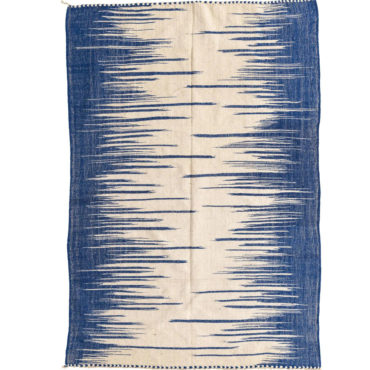 Kilim Moroccan rug in White and blue pattern