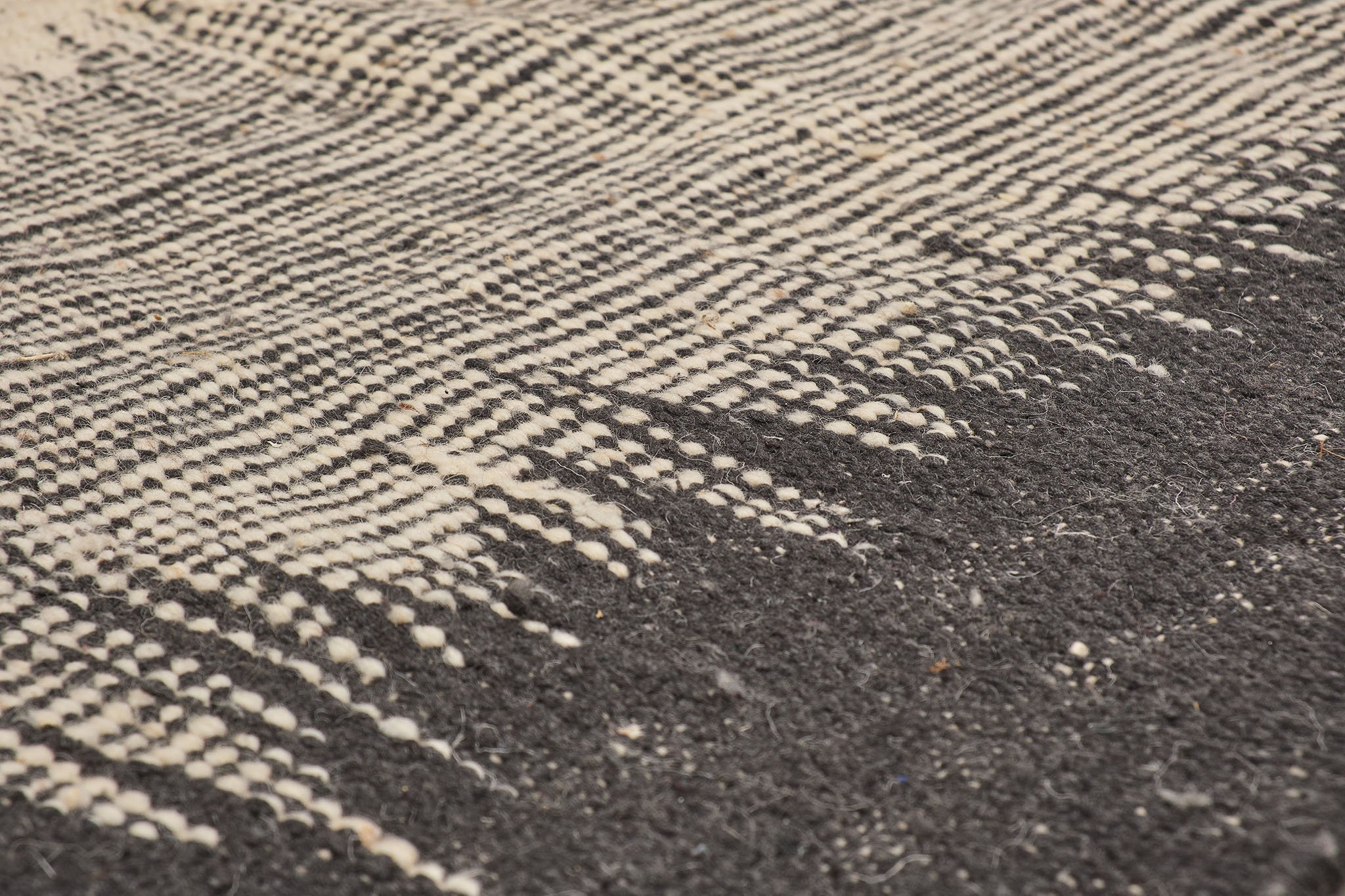 moroccan kilim rug in white and black abstract pattern- details 1