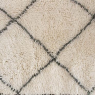 Moroccan Beni rug sample – black and white