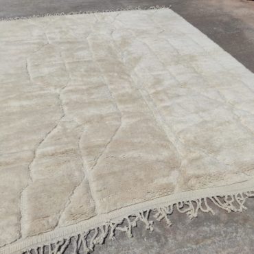 White Luxury Beni Mrirt Rug with Subtle Pattern