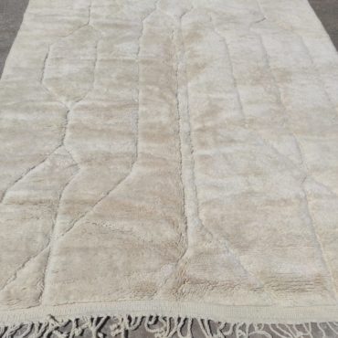 White Luxury Beni Mrirt Rug with Subtle Pattern