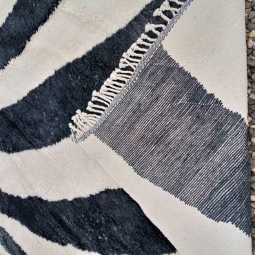 Moroccan Beni Mrirt Rug With Black Design