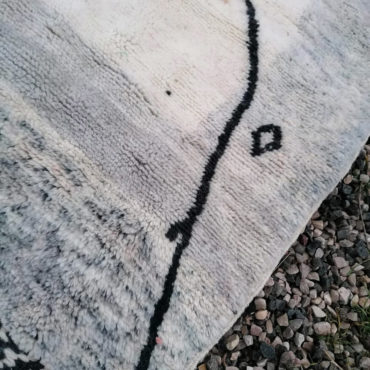 White and Gray Moroccan Beni Mrirt rug