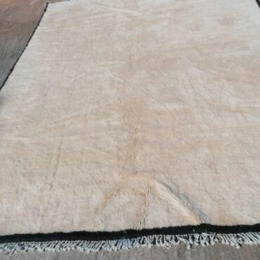 White Moroccan Wool Rug With Black Border 9’x12′