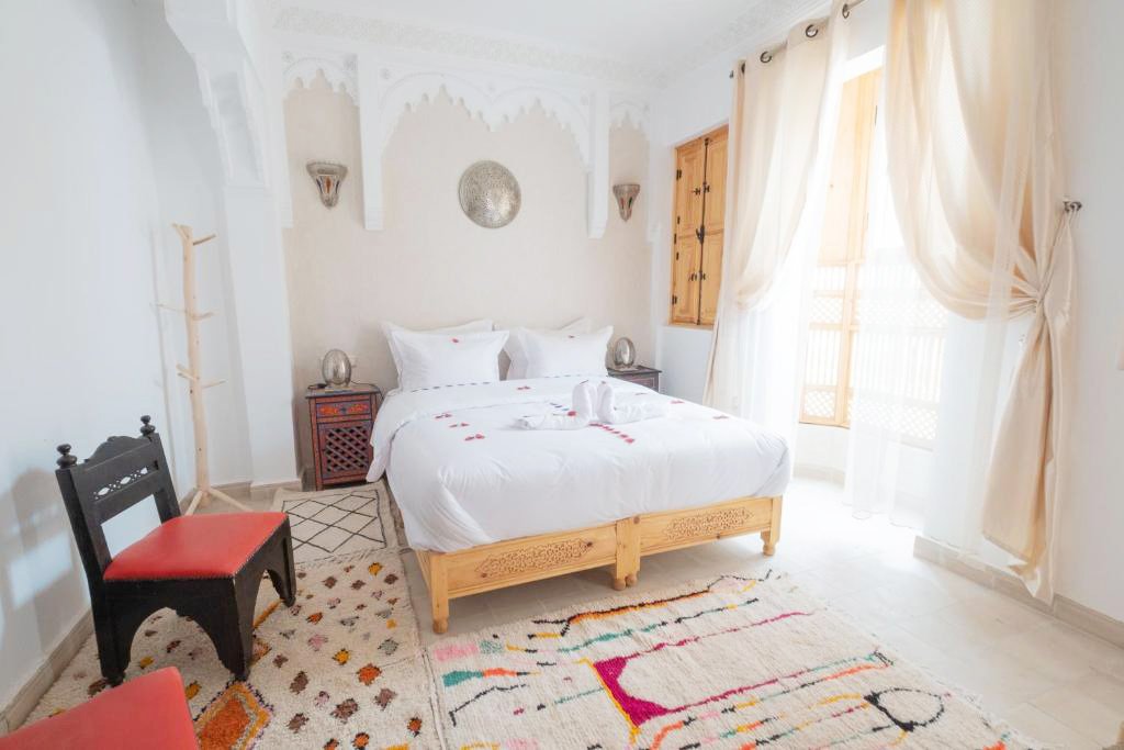 You are currently viewing Traditional Moroccan Rugs: Azilal Rugs vs. Beni Ourain Rugs