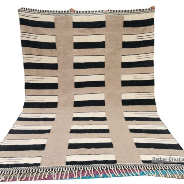 Beige Kilim Moroccan Wool Rug 7.8′ x 10.5′