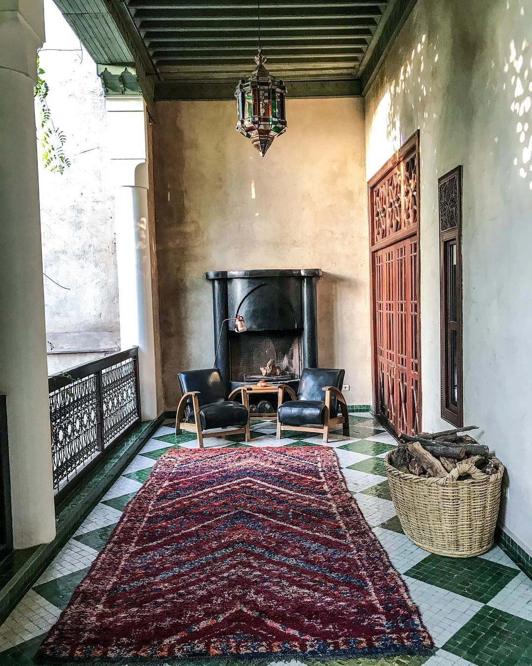 You are currently viewing Moroccan Vintage Rugs in Pop Culture: A Look at Their Influence in Fashion and Film