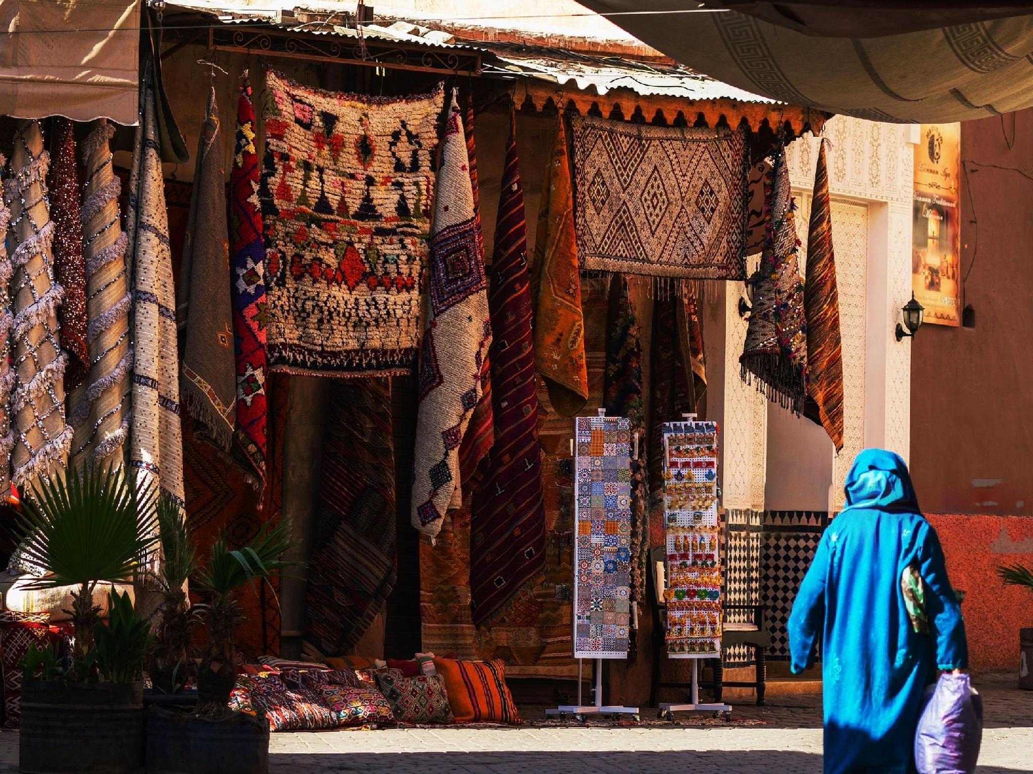 You are currently viewing The Allure of Moroccan Souks and the Timeless Elegance of Moroccan Rugs