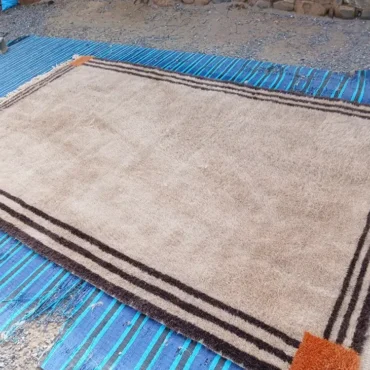 Beni Mrirt Rug – The Tiziri Minimalist Shag Rug – Brown Border & Corner Details