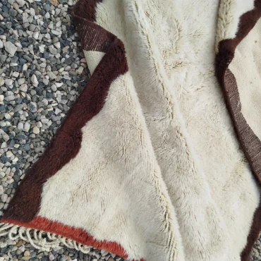 Authentic Beni M’rirt Moroccan Rug – Retro Wavy Scalloped Border – Earth Tonal Wool